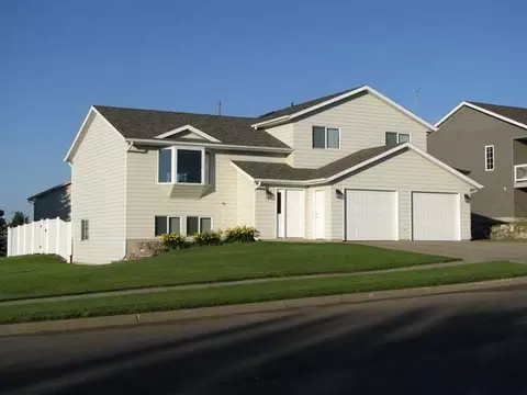 711 Calgary Ave E, Bismarck, ND 58503 photo 1