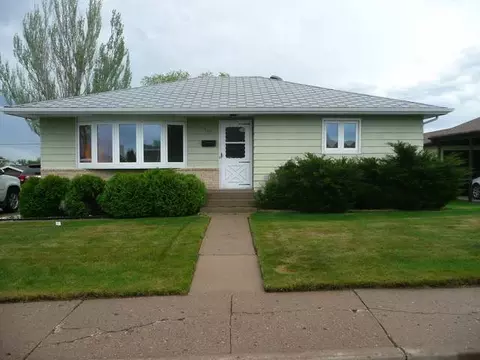 717 Custer Dr, Mandan, ND 58554 photo 1