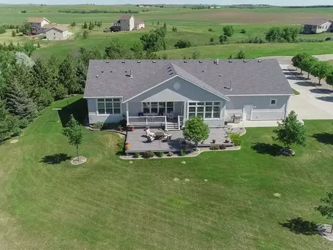 4501 White Spruce Rd, Bismarck, ND 58503 photo 2