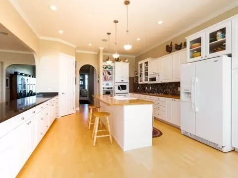 4501 White Spruce Rd, Bismarck, ND 58503 photo 4
