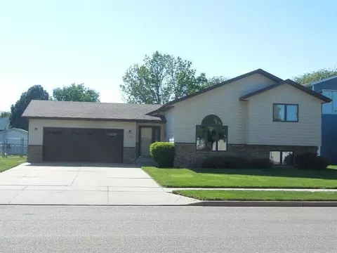 3108 Devon Dr, Bismarck, ND 58504 photo 1