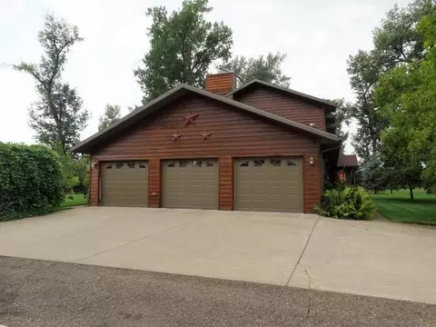 2209 Harbor Dr, Bismarck, ND 58504 photo 2