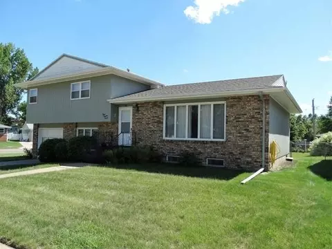 377 Telstar Dr, Bismarck, ND 58503 photo 2