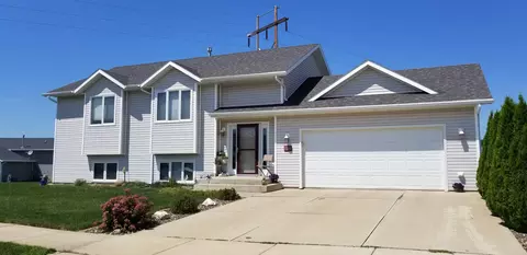 900 27 St SE, Mandan, ND 58554 photo 1