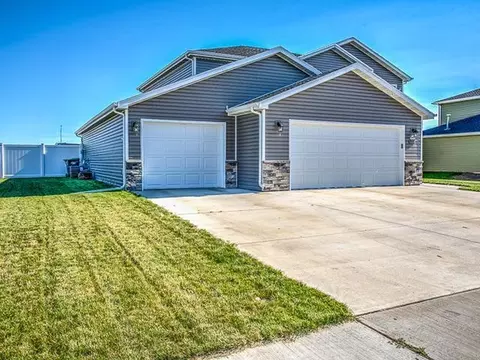 607 Canyon Rd, Mandan, ND 58554 photo 3