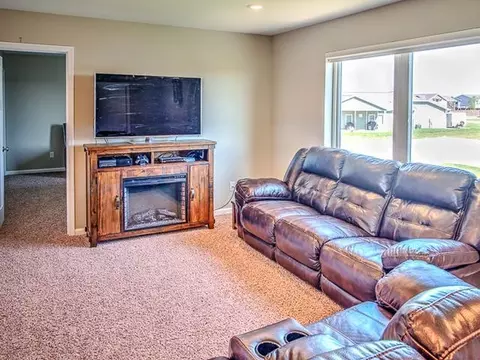 607 Canyon Rd, Mandan, ND 58554 photo 24