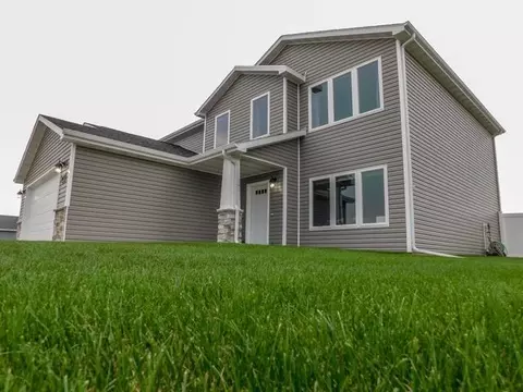607 Canyon Rd, Mandan, ND 58554 photo 2