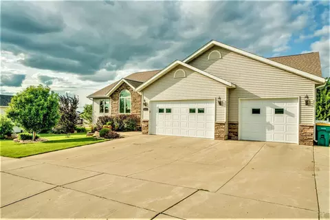 518 Cherrybrook Dr, Bismarck, ND 58503 photo 4