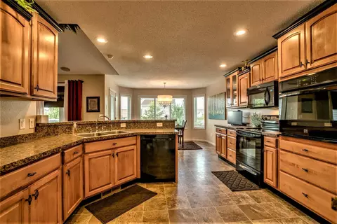 518 Cherrybrook Dr, Bismarck, ND 58503 photo 10