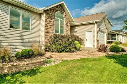 518 Cherrybrook Dr, Bismarck, ND 58503 photo 3