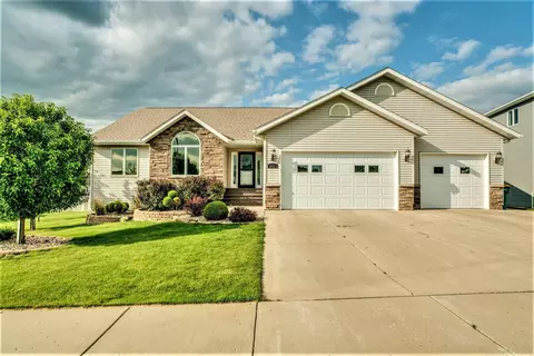 518 Cherrybrook Dr, Bismarck, ND 58503 photo 2