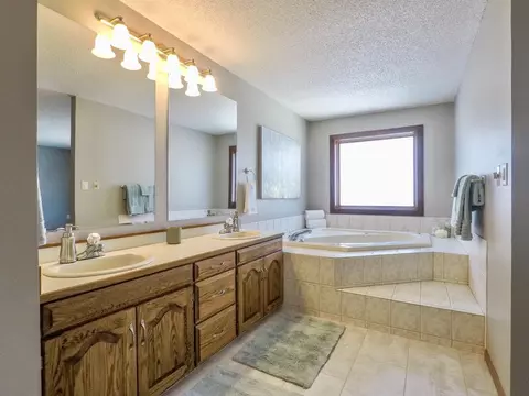 724 Juniper Dr, Bismarck, ND 58503 photo 22
