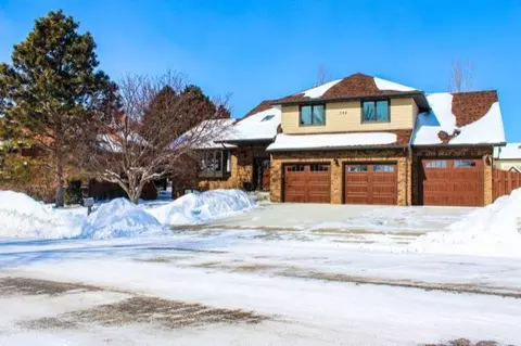 724 Juniper Dr, Bismarck, ND 58503 photo 1