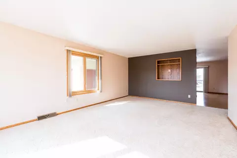 112 Versailles Ave, Bismarck, ND 58503 photo 4