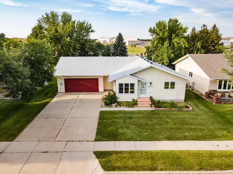 112 Versailles Ave, Bismarck, ND 58503 photo 1