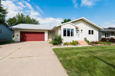 112 Versailles Ave, Bismarck, ND 58503 photo 2