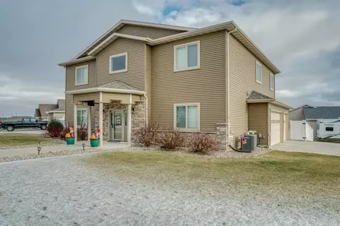 2001 Pebbleview Loop, Bismarck, ND 58503 photo 3
