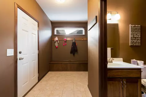 3904 Valley Dr, Bismarck, ND 58503 photo 12