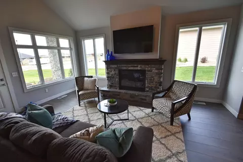 914 Select Ln, Bismarck, ND 58503 photo 4