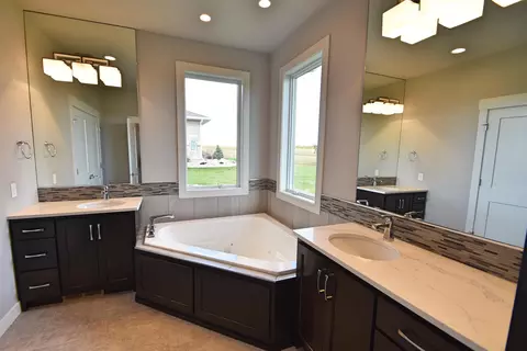 914 Select Ln, Bismarck, ND 58503 photo 13