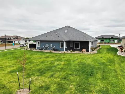 914 Select Ln, Bismarck, ND 58503 photo 2
