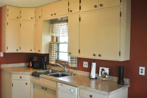 703 N 28th St, Bismarck, ND 58501 photo 5