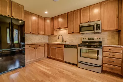 457 E Brandon Dr, Bismarck, ND 58503 photo 3