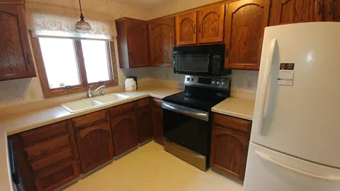 910 N 33rd St, Bismarck, ND 58501 photo 2
