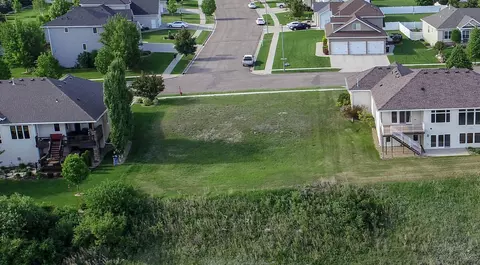 1301 Eagle Crest Loop, Bismarck, ND 58503 photo 3