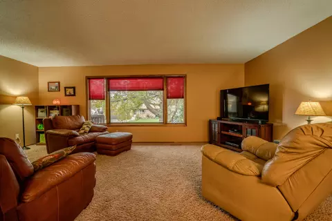 1201 Johns Dr NE, Mandan, ND 58554 photo 4