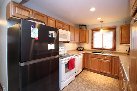 719 Wachter Ave, Bismarck, ND 58504 photo 2