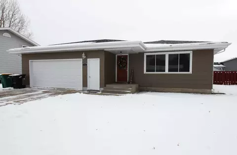 719 Wachter Ave, Bismarck, ND 58504 photo 1
