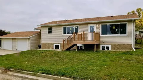 4914 Roughrider Cir, Mandan, ND 58554 photo 1