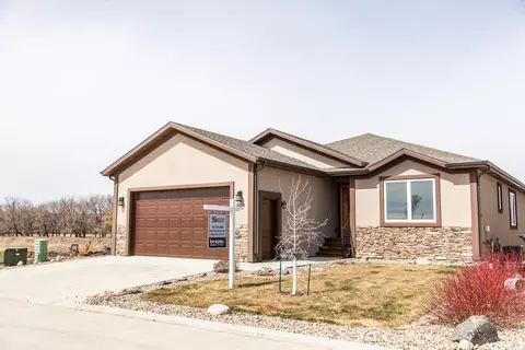 3834 Lillian Ct SE, Mandan, ND 58554 photo 2