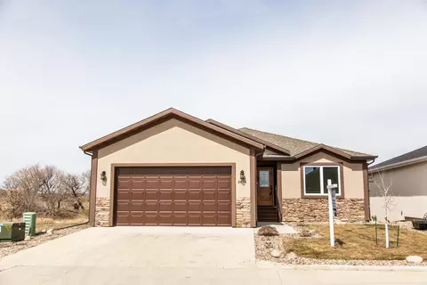 3834 Lillian Ct SE, Mandan, ND 58554 photo 1