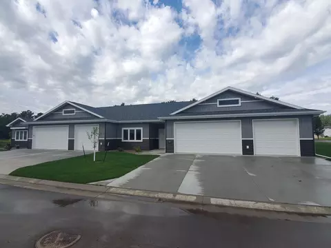 417 Buckskin Loop, Bismarck, ND 58503 photo 1