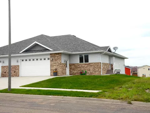 1024 E Lasalle Dr NE, Bismarck, ND 58503 photo 1
