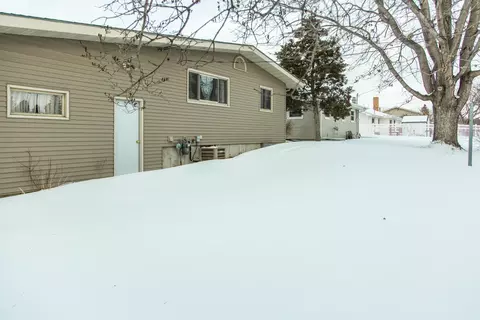 219 Kavaney Dr, Bismarck, ND 58501 photo 4