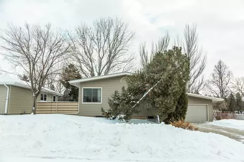 219 Kavaney Dr, Bismarck, ND 58501 photo 2