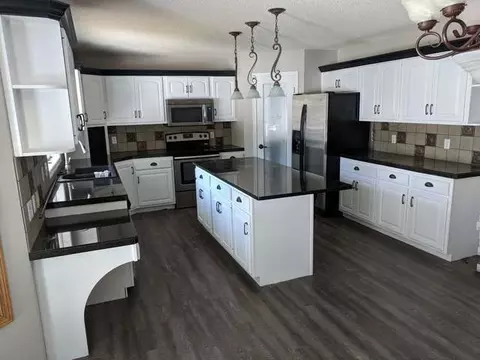 526 Munich Dr, Bismarck, ND 58504 photo 2