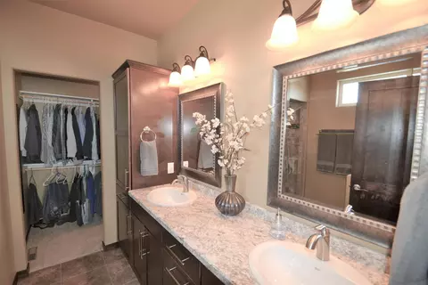 3920 Crest Cir, Bismarck, ND 58503 photo 23