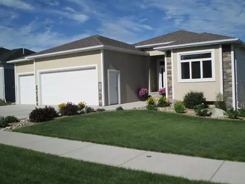 3920 Crest Cir, Bismarck, ND 58503 photo 2