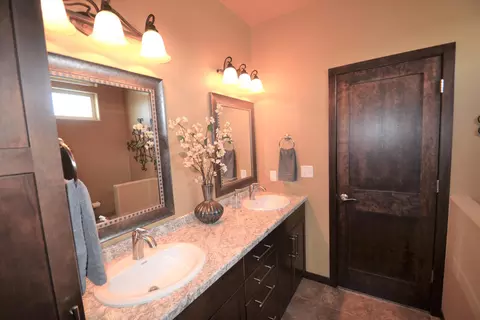 3920 Crest Cir, Bismarck, ND 58503 photo 24