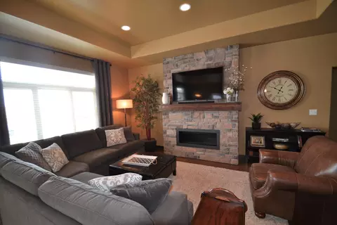 3920 Crest Cir, Bismarck, ND 58503 photo 8
