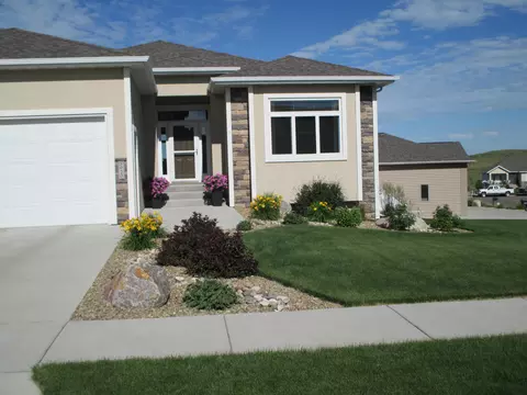 3920 Crest Cir, Bismarck, ND 58503 photo 3