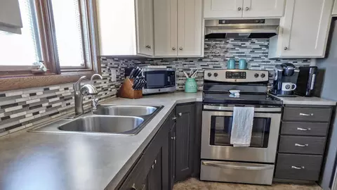 912 Constitution Dr, Bismarck, ND 58501 photo 3