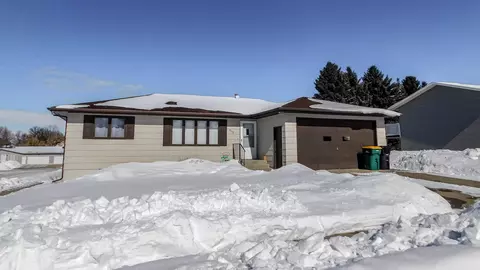 912 Constitution Dr, Bismarck, ND 58501 photo 1