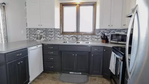 912 Constitution Dr, Bismarck, ND 58501 photo 4