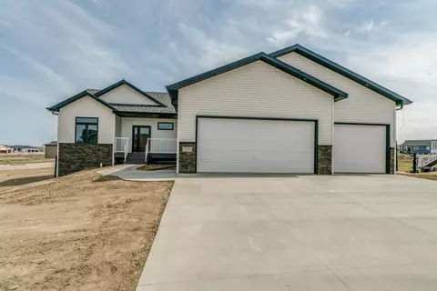 5329 Basalt Dr, Bismarck, ND 58503 photo 2
