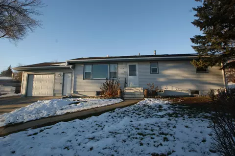703 Terry Pl NW, Mandan, ND 58554 photo 1
